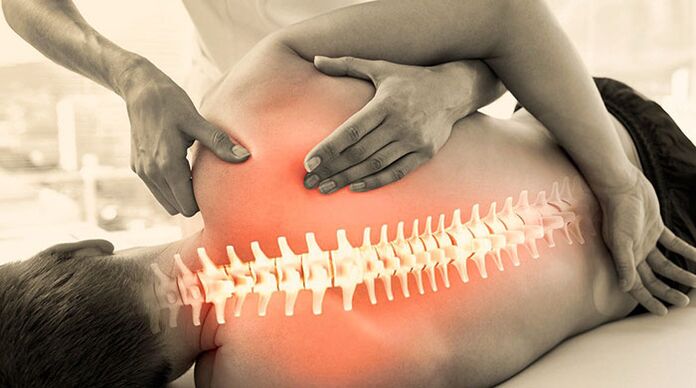 Masaje de tejido muscular contra el dolor de espalda