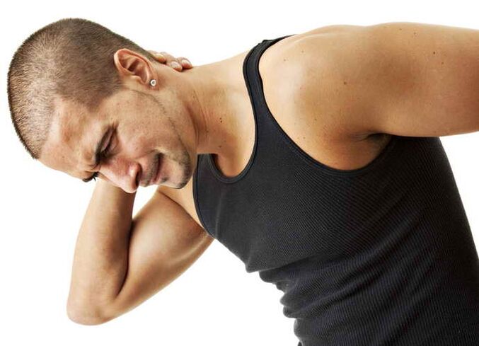 En algunos casos, el dolor en la osteocondrosis torácica se extiende al cuello.