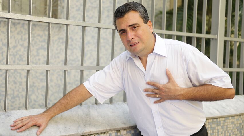 La osteocondrosis torácica a menudo se manifiesta por una sensación de dolor en la zona del corazón.