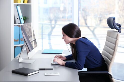 Para evitar el dolor de espalda al estar sentado en una oficina, es necesario tomar descansos